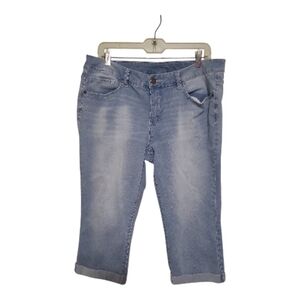 Time and Tru Light Wash Cropped Capri Jeans